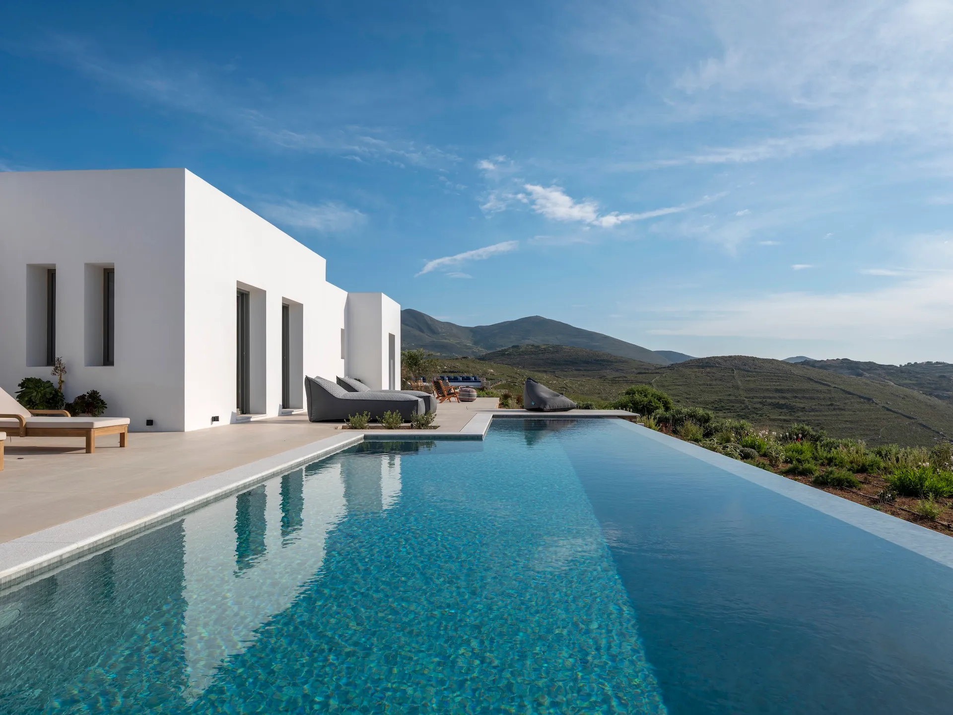 welldesigned plastires paros